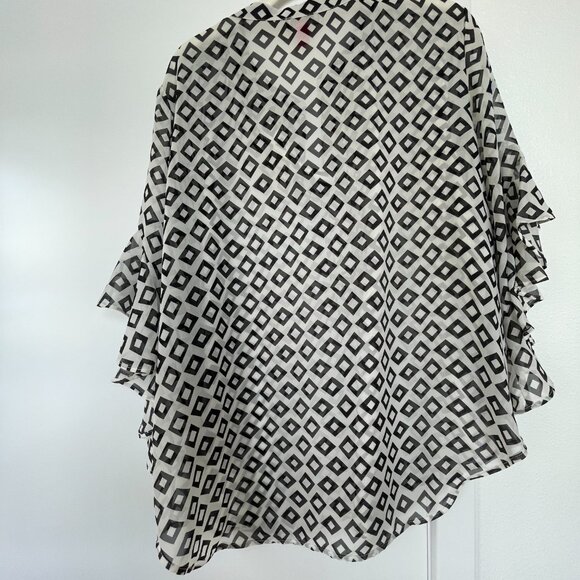 Vince Camuto Ruffled Short-Sleeve Blouse in Black and White Geometric Print, L - Picture 2 of 6